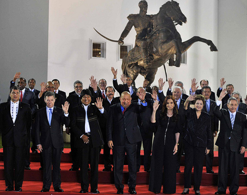CELAC heads of state pose in front of Simón Bolívar statue at Caracas summit