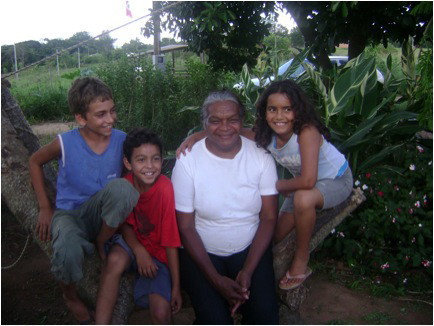 Ilda with some of her grandchildren. Photo by Marcio Jose Ramos 