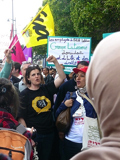 Elizabeth Jesdale chanting at a union rally in front of the French Embassy in Tunis, during the WSF.  Credit: Michel Leclercq 