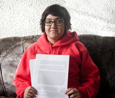 Noam Gur holds the letter in which she refused conscription. Photo by Oren ziv/Activstills.