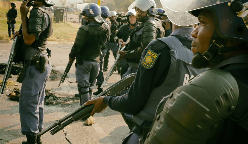 Police confront protesters in Johannesburg, South Africa, May 9, 2017. Credit: EPA/Kim Ludbrook