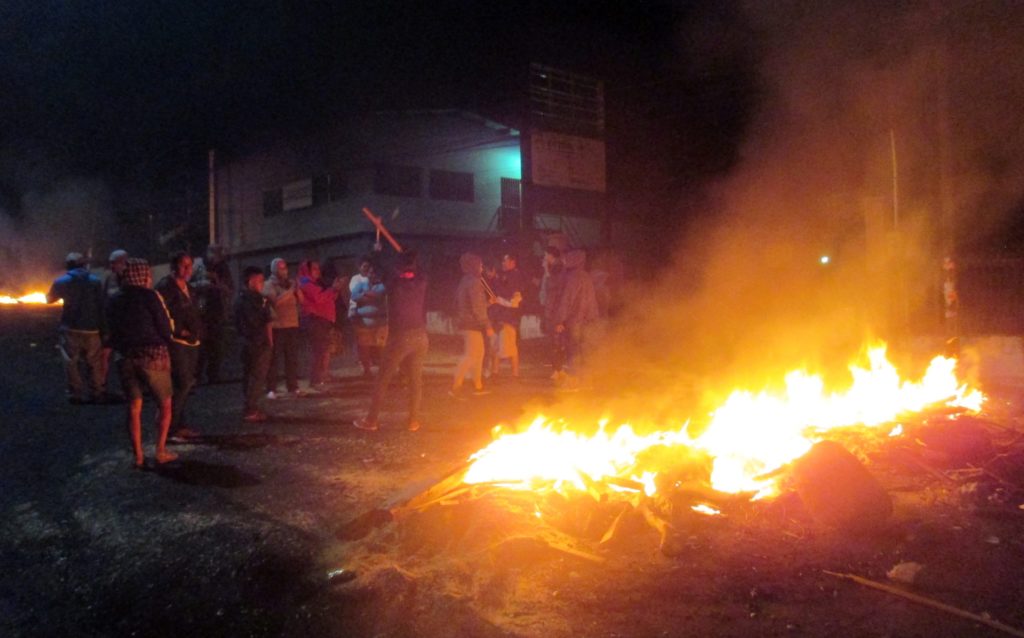 Nighttime road blockades have been springing up in neighborhoods around Tegucigalpa as opposition alliance supporters continue to protest electoral fraud. Photo by Sandra Cuffe