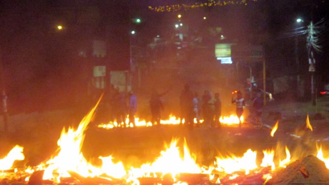 Nighttime road blockades have been springing up in neighborhoods around Tegucigalpa as opposition alliance supporters continue to protest electoral fraud. Photo by Sandra Cuffe
