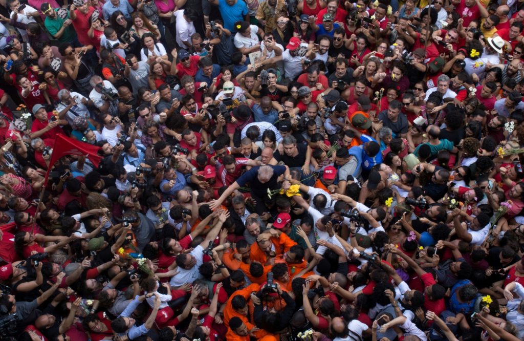 Former Brazilian President Luiz Inácio Lula da Silva is carried by supporters in front of the metallurgic trade union in Sao Bernardo do Campo, Brazil, April 7, 2018. (REUTERS/Francisco Proner)