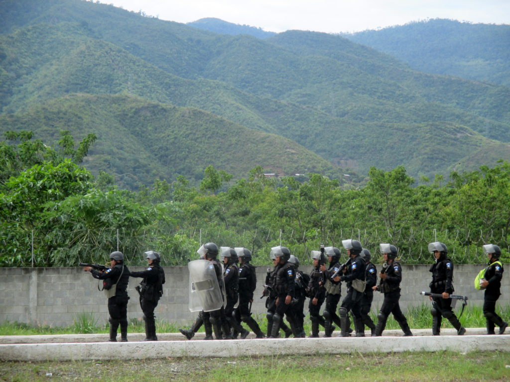 Riot police begin the May 27, 2017 eviction of a road blockade set up by the Small-scale Fishers Guild of El Estor along the road leading to the Fenix nickel mine in eastern Guatemala. Photo: Sandra Cuffe