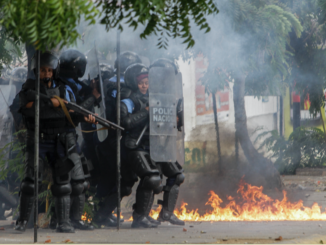 Riot police agents clash with students in Managua, Nicaragua, during a protest against government reforms. (Inti Ocon / AFP Photo)