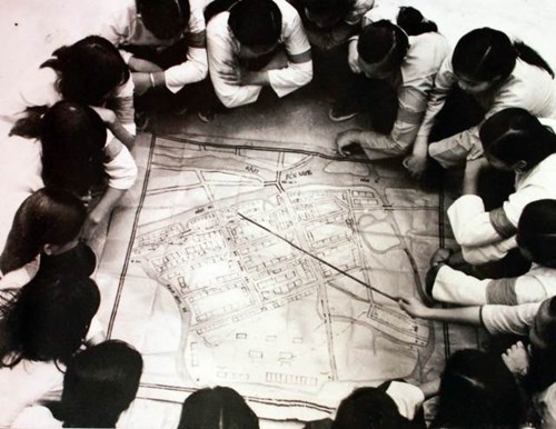 Women's Special Forces Division 6 studies maps of District 7, Saigon, during the Tet Offensive / credit: bqllang.gov http://www.bqllang.gov.vn/tin-tuc/tin-tong-hop/6978-dac-cong-biet-dong-trong-tong-tien-cong-va-noi-day-xuan-mau-than-1968.html