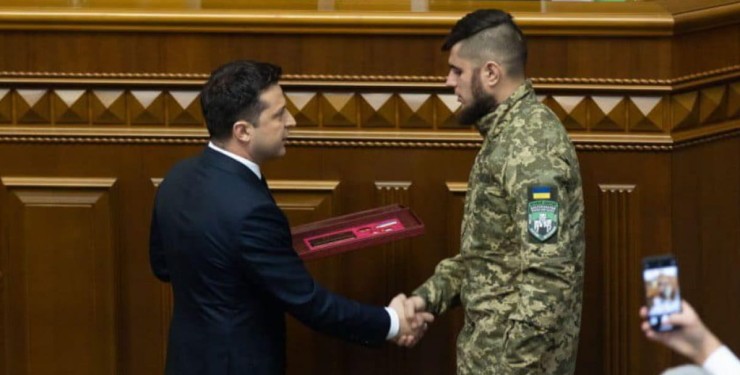 Ukrainian President Volodymyr Zelensky awarded Right Sector commander Dmytro Kotsyubaylo the “Hero of Ukraine” commendation on December 1 / credit: Focus.ua
