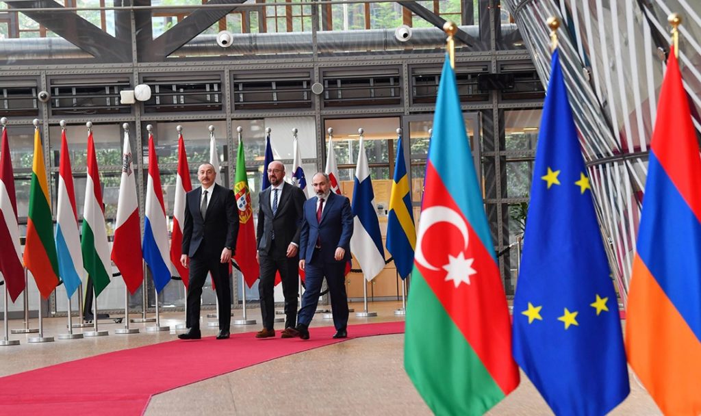 The leaders of Armenia, Nikol Pashinyan (right), and Azerbaijan, Ilham Aliyev (left), meet with EU President Charles Michel (center) in Brussels on May 22 / credit: president.az