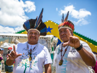 Indigenous chiefs took part in Festival do Futuro (Future Festival) on January 1. They made the gesture with their hands that represents support for President Luiz Inácio "Lula" da Silva / credit: Antonio Cascio