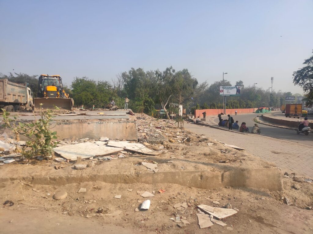 Demolished shelter in Yamuna Pushta in Delhi near a crematorium known as Nigam Bodhi Ghat / credit: Parva Dubey